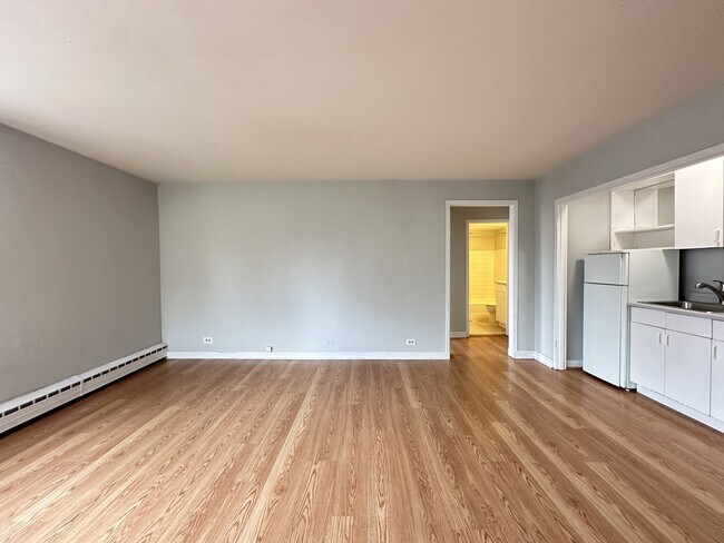 Building Photo - 450 W Wellington Ave