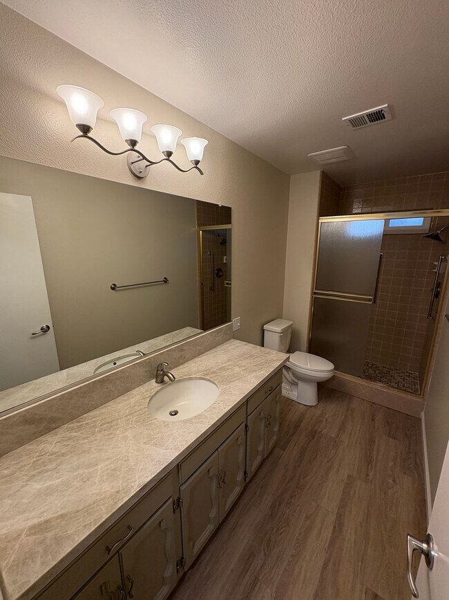 Building Photo - Beautiful Home with solar Rent Ready!