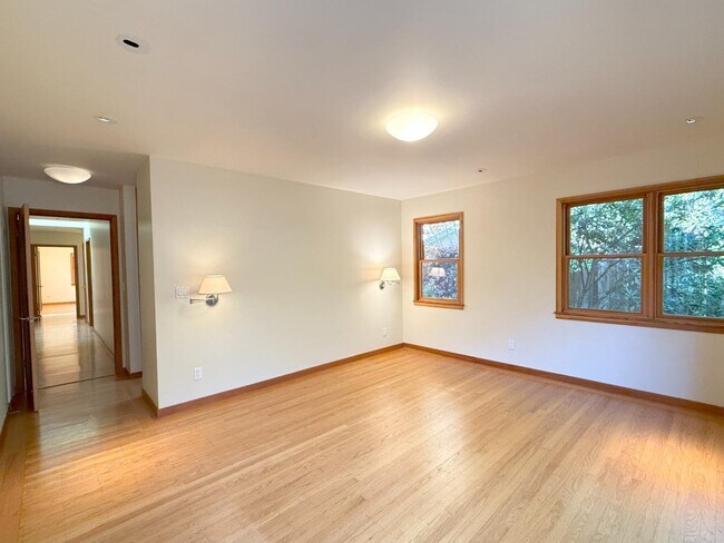 Building Photo - 335 Claremont Way