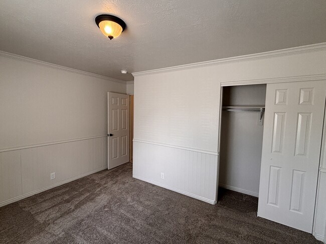 Building Photo - 627 E 700 N
