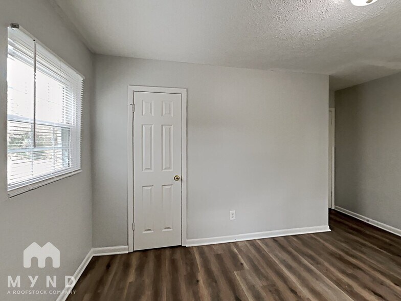 Building Photo - 245 Essex Dr