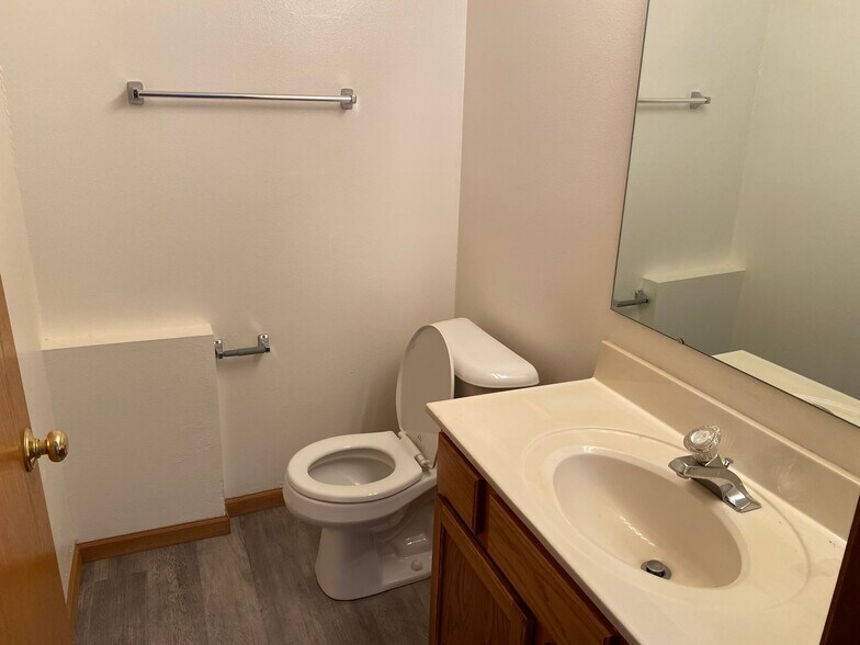 Half bath MBR - 527 Trail Side Dr