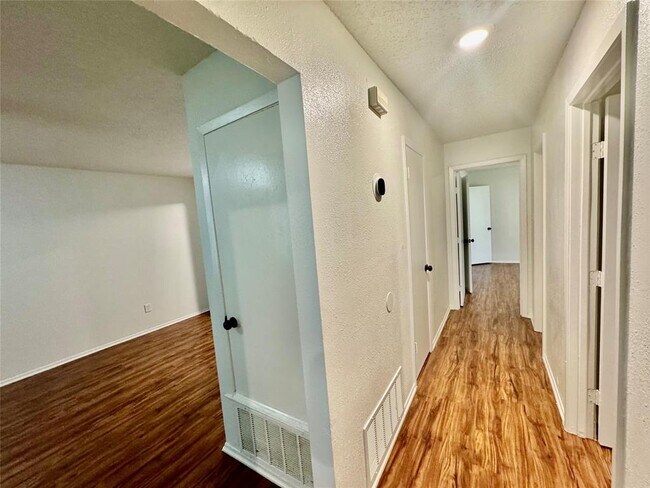 Building Photo - 5105 Purple Sage Dr