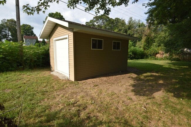 Building Photo - 4 bedroom 2 bath home close to UP Mall