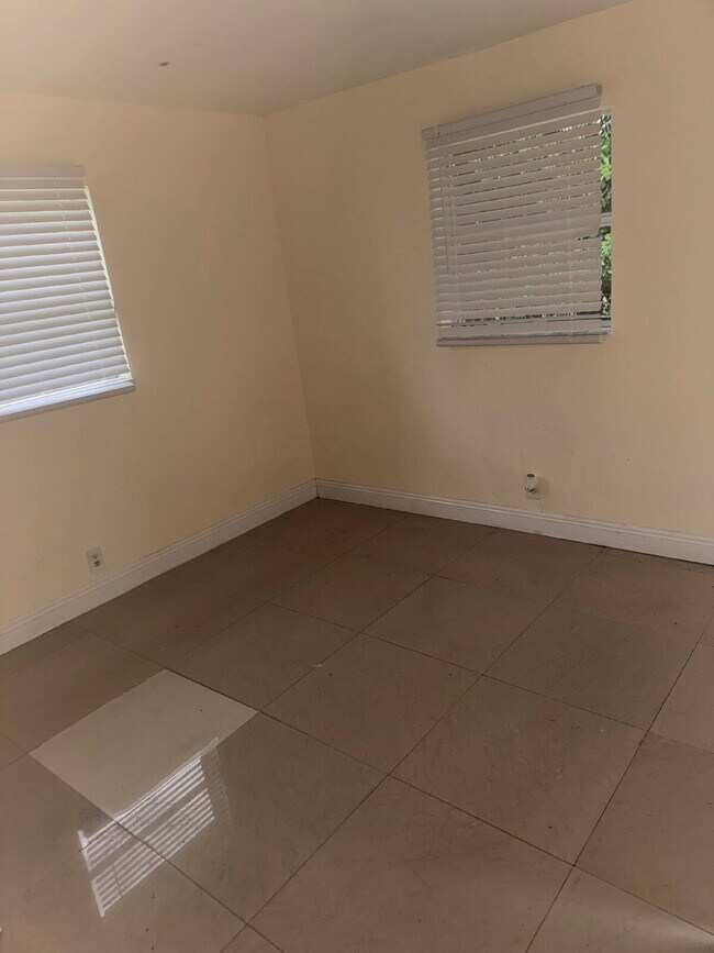 Building Photo - " 3 Bedroom 2 Bath Single Family Home in Prime Deerfield Beach Location!"
