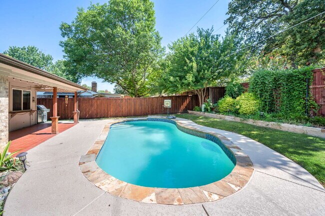 Building Photo - "Beautifully updated 3-Bed 2-Bath home Wit...