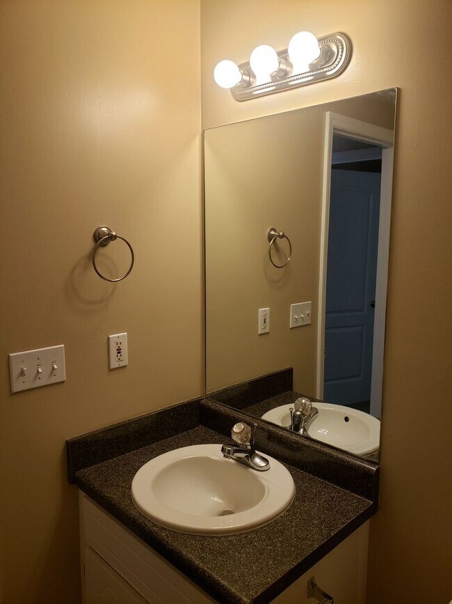 Building Photo - Rent Ready in New Market