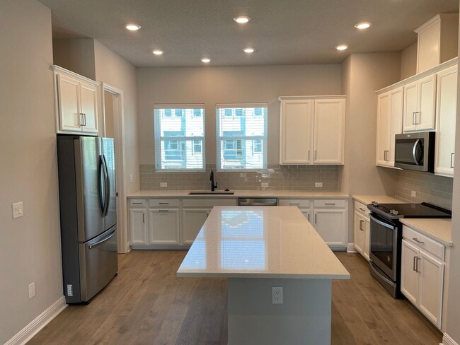 Building Photo - Annual Unfurnished 3 Bedroom, 3.5 Bathroom Townhome adjacent to Downtown Sarasota