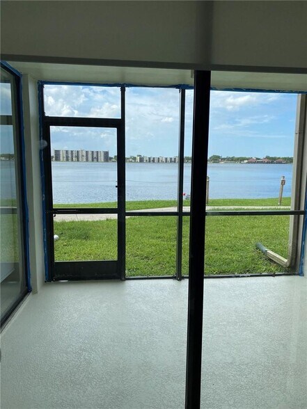 Building Photo - 115 Lake Emerald Dr