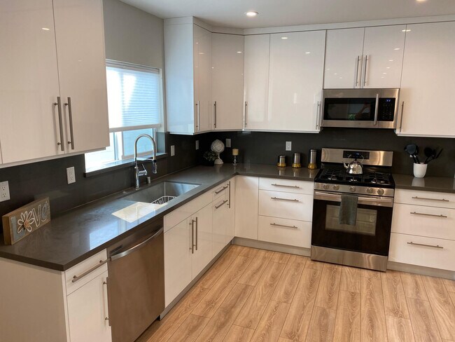 Building Photo - 662 Salem St