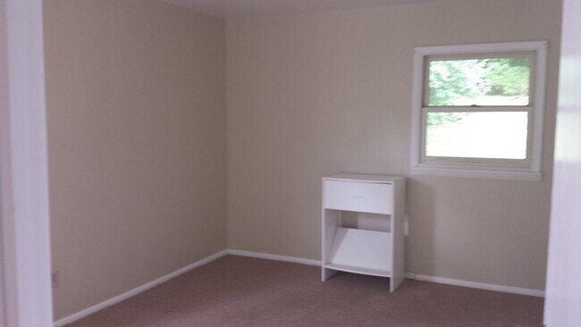 Building Photo - 3301 N Valleyview Dr