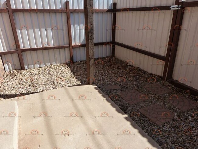 Building Photo - Spacious 2 bedroom 1 bath with a fireplace!