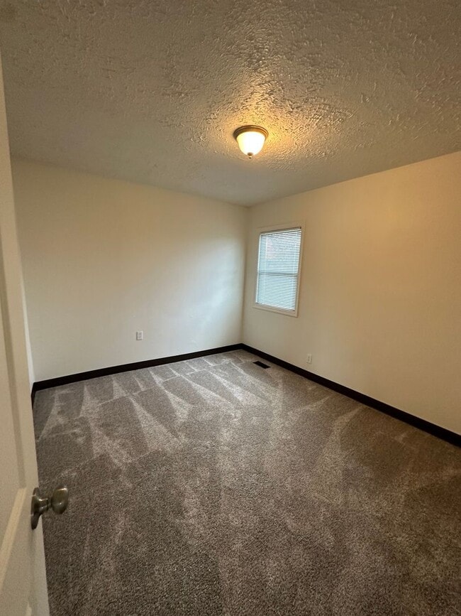 Building Photo - 3 BEDROOM 1 BATH APARTMENT LOCATED IN NORT...
