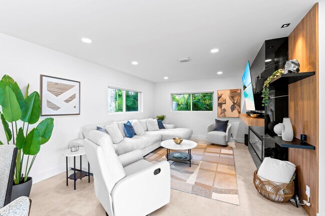 Building Photo - 1725 NE 23rd Ave