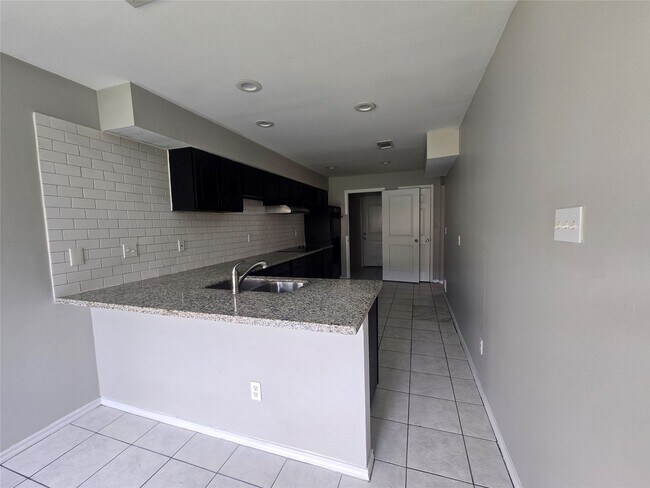 Building Photo - 1818 Pine Hollow Dr