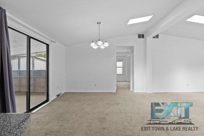 Building Photo - 2 Bedroom, 2 Bath Home located in Tanglewood Shores