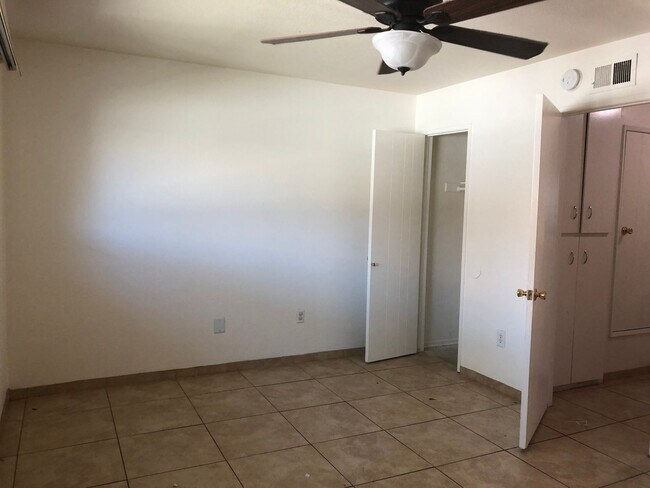 Building Photo - Santa Ana townhome style.  2 bed, 1 1/2 ba...