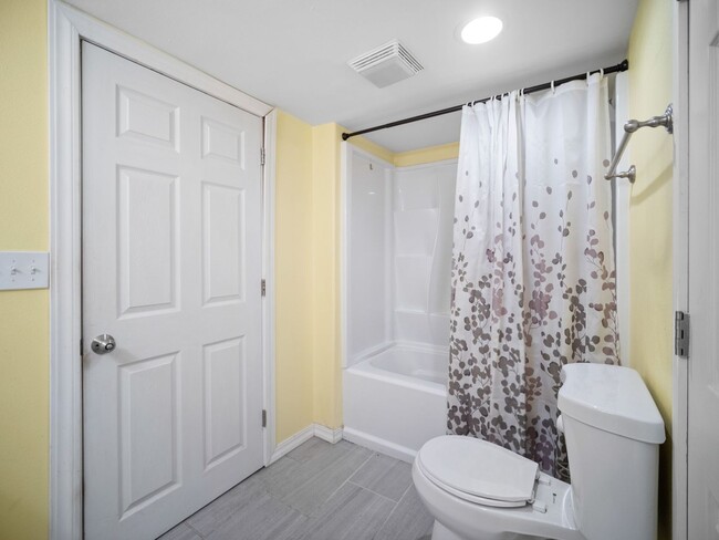 Building Photo - Spacious 4-Bedroom Home w/large Outdoor Sp...