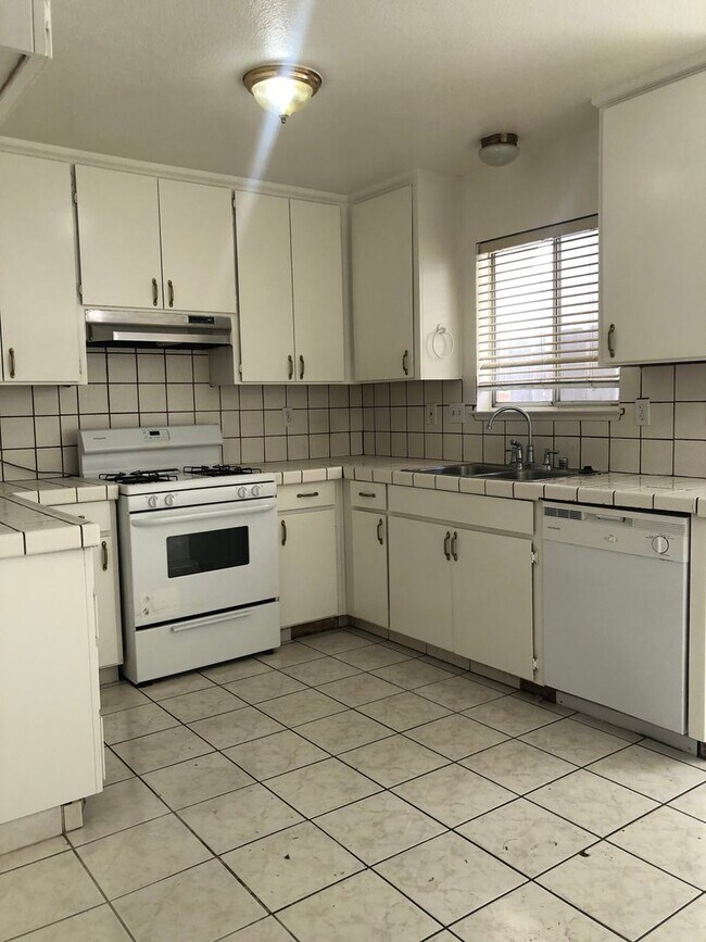 Building Photo - Love Where You Live - Beautiful Home in Turlock