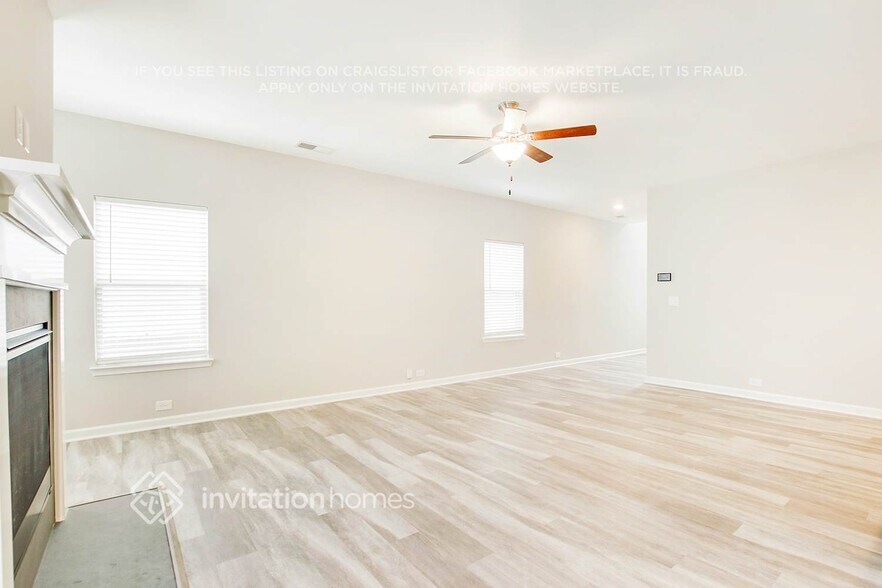 Building Photo - 3941 Lake Manor Way