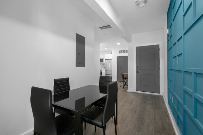 Building Photo - 927 S Howard Ave