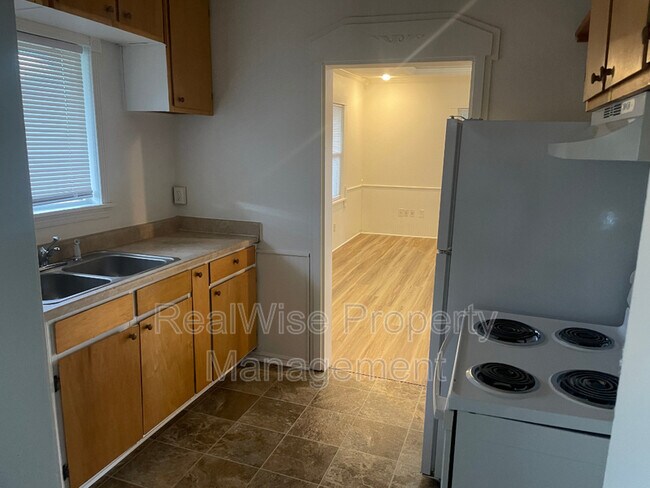 Building Photo - 300 Edwards St