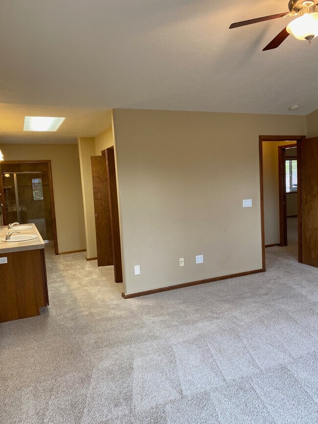 Master bedroom - 6025 Rock Chuck Cir