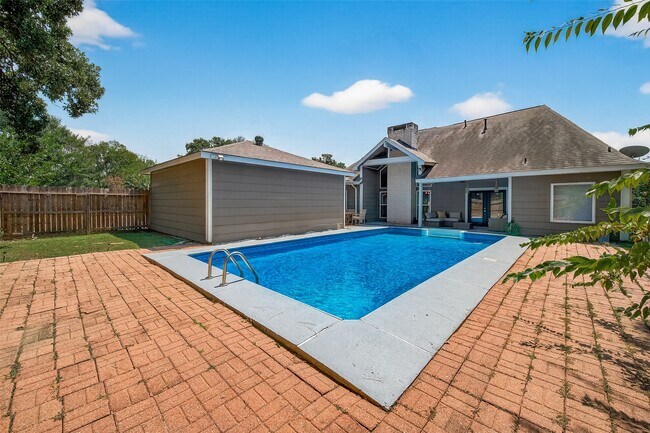 Building Photo - 5310 Holly View Dr