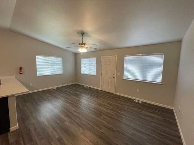 Building Photo - 1571 N Tinitun Cir