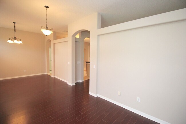 Building Photo - Huge 4 Bed 3 Bath Home w FENCED YARD and SCREENED LANAI for Rent!