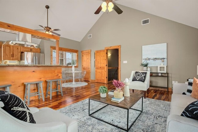 Building Photo - 912 E 51st St