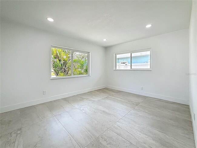 Building Photo - 572 Baywood Dr N