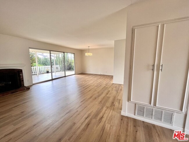 Building Photo - 6308 Villa Rosa Dr