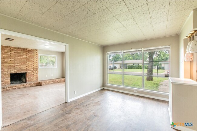 Building Photo - 3209 Shady Hill Dr