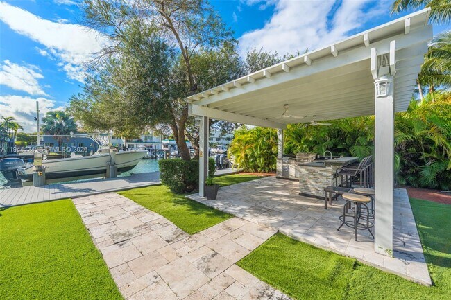 Building Photo - 950 S Shore Dr