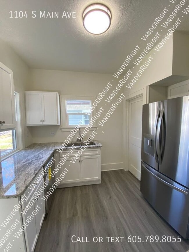 Building Photo - Charming 3 Bedroom House With Office & Fen...