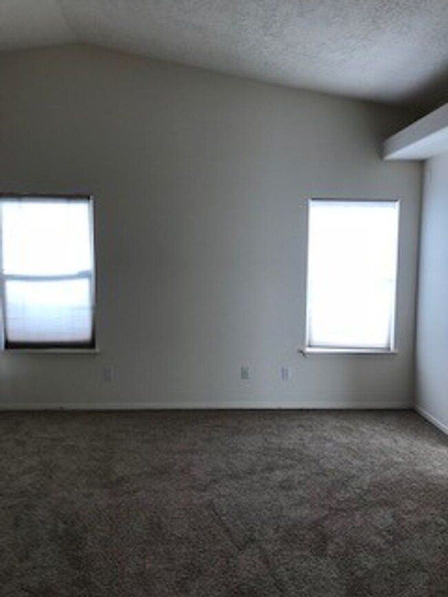 Building Photo - Lovely 3 bedroom near Kirtland AFB ready now!