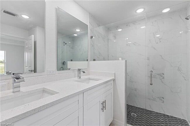 Building Photo - 835 Palomino St E