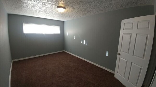 Building Photo - *Newly Refurbished ** First Month Free!