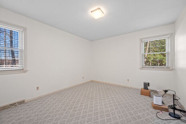 Building Photo - 3 Bedroom House in Forest