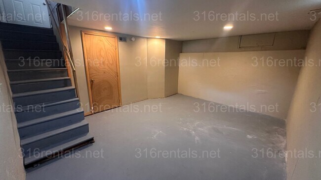 Building Photo - $1195 - 3 bed 1.5 bath - Single Family Hom...