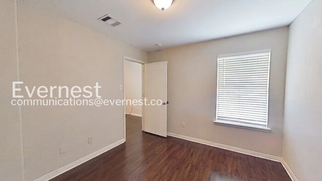 Building Photo - 1011 Iola Dr