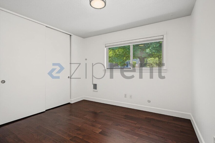Building Photo - Unit 5