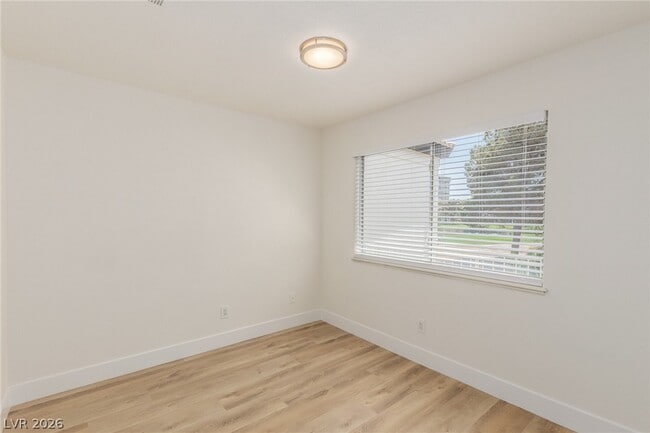 Building Photo - 861 Vegas Valley Dr