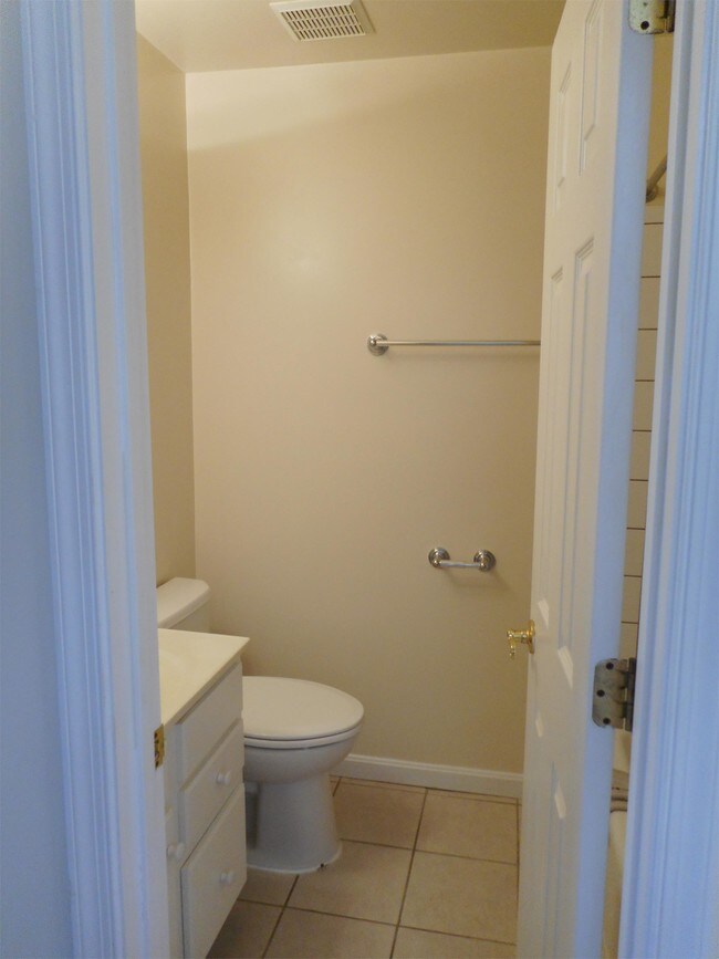 Building Photo - Concord Cove Apartments - 1122-11D