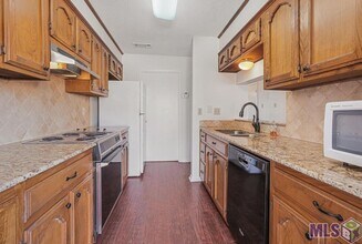 Building Photo - 4625 Parkoaks Dr