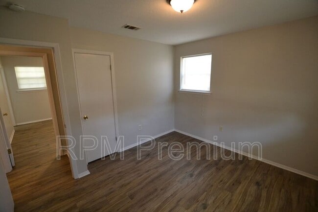 Building Photo - 209 Cypress Dr