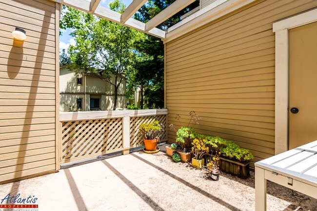 Building Photo - Beautiful Townhouse | Desirable Location