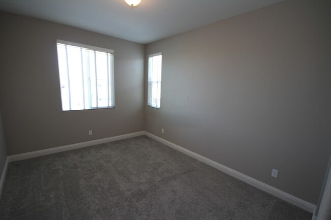 Building Photo - 4BR| 3.5 BA | 1936 SF | Two Story | Tenant Pays $190 monthly for WS&G