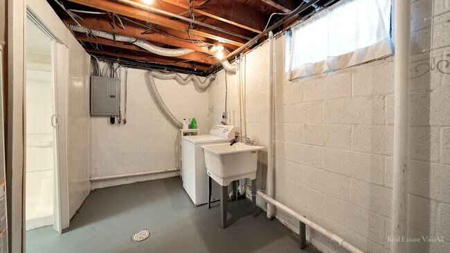 Building Photo - 319 N Lord Ave